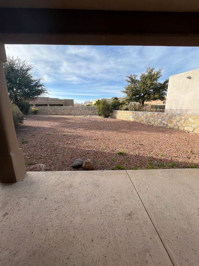 Building Photo - Beautiful 3 Bedroom Home! Available Now!