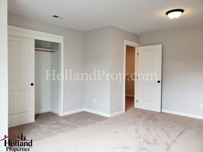 Building Photo - Spacious & Stylish 4-Bedroom Home with Mod...