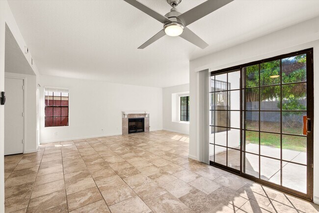 Building Photo - Large Renovated 3bed x 2.5bath Townhouse w...