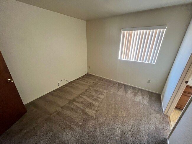 Building Photo - 533 S I St