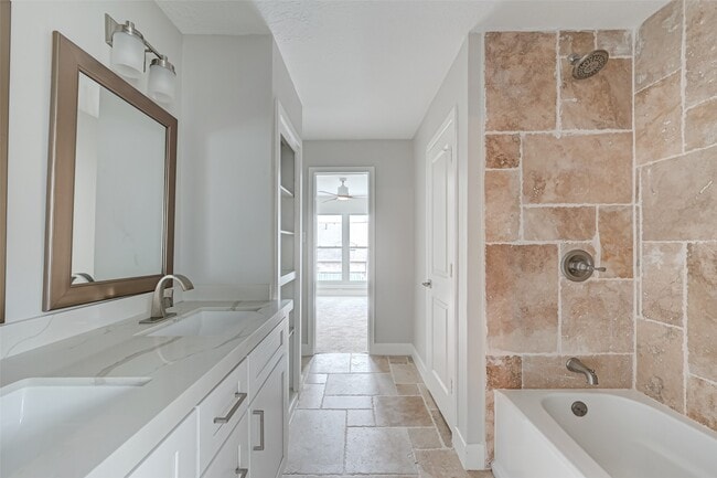 Building Photo - 915 Daria Dr