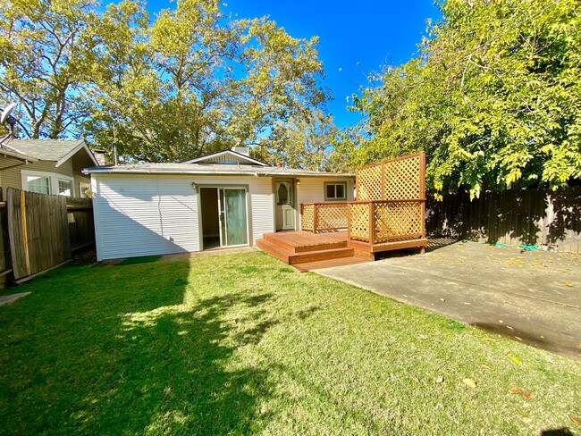 Building Photo - Adorable Home in Mid-town Sacramento!