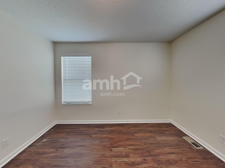 Building Photo - 735 Norbie Dr