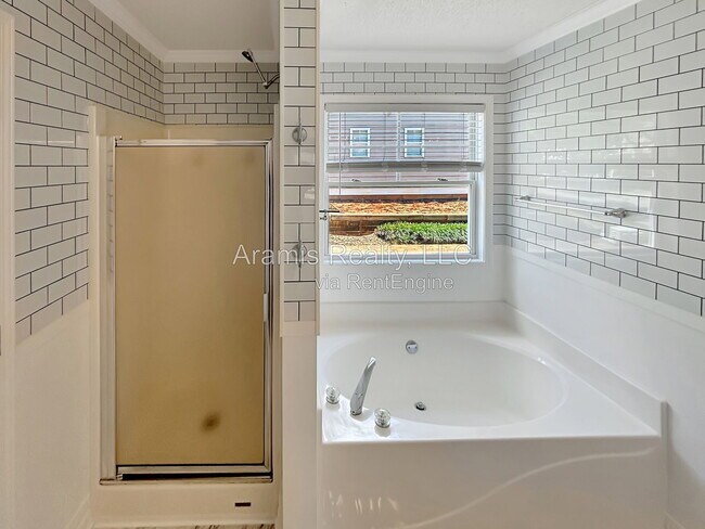 Building Photo - 3755 Pine Village Pl