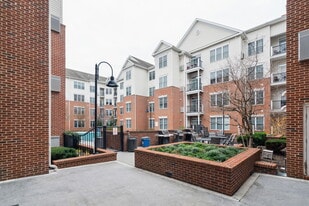 Building Photo - 300 W Elm St