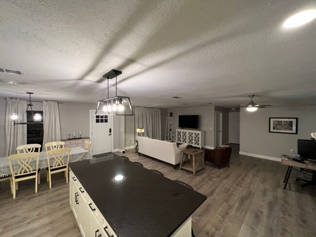 Building Photo - 652 Glenview Dr