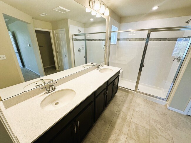 Building Photo - Beautiful 3 Bedroom Home (Available Immedi...