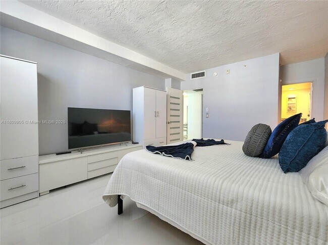Building Photo - 3000 S Ocean Dr