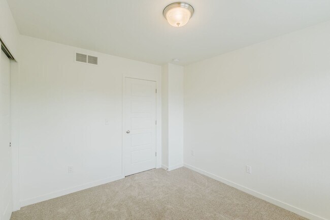Building Photo - 2656 Champagne Ave