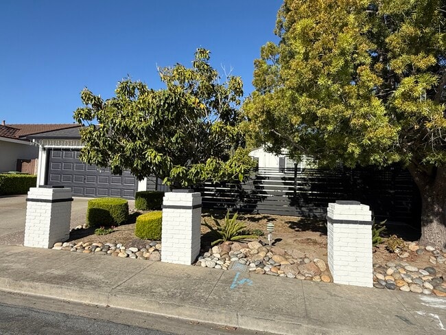 Building Photo - 42688 Ravensbourne Park St