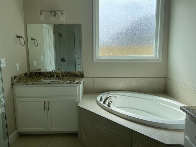 Building Photo - 4 Bedroom/3.5 Bath Home in North Lowndes C...