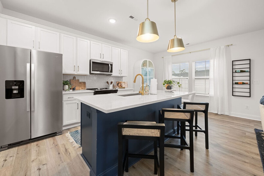 Oak Lake Townhomes apartments — community photo - Oak Lake Townhomes