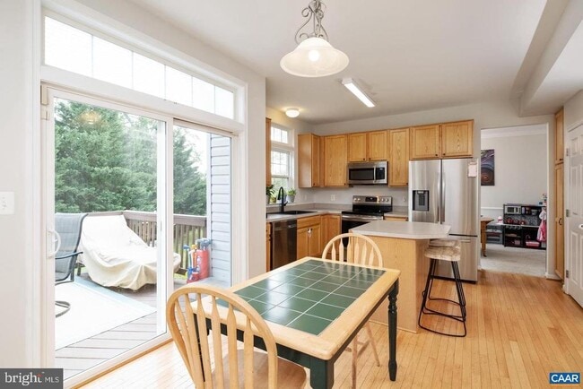 Building Photo - 662 Holly Hill Dr