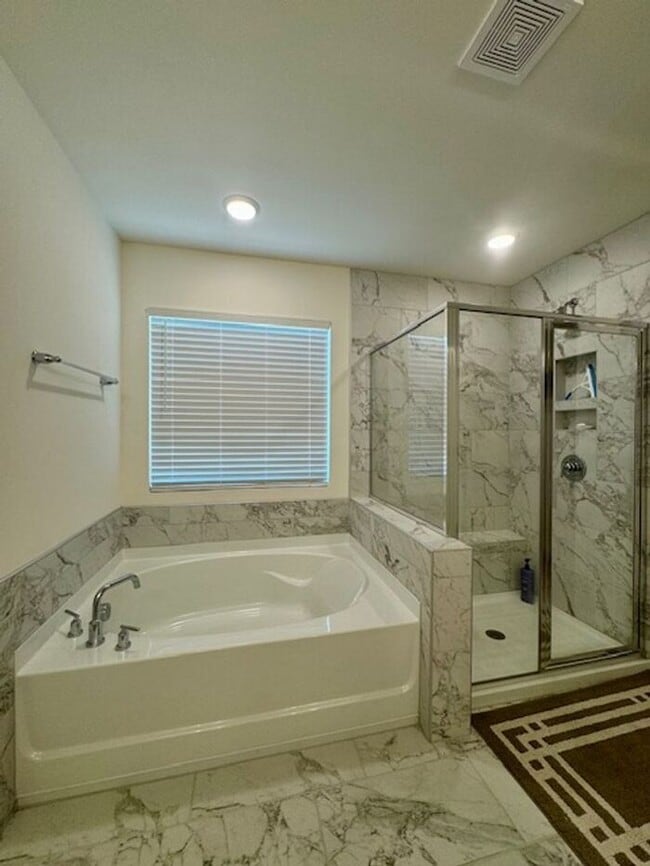 Building Photo - 5BR/4BA w/ Guest Suite + Loft in Hampton Woods