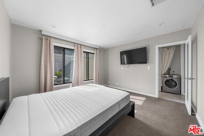 Building Photo - 1145 Larrabee St