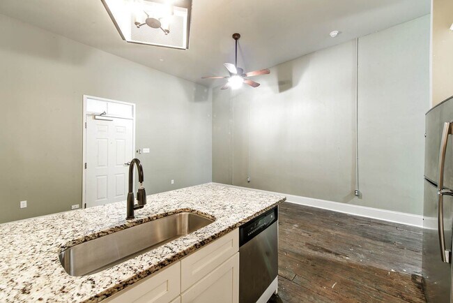 Building Photo - Downtown Charm: Spacious 1BR Apartment in ...