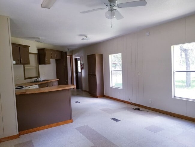 Building Photo - 3/2 mobile home in Elmendorf, TX