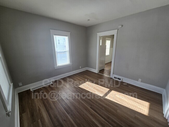 Building Photo - 2800 E 124th St