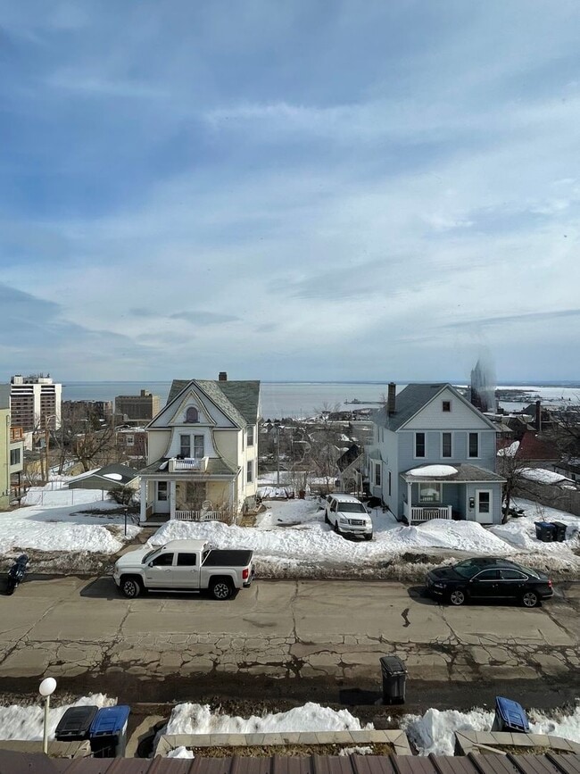 Building Photo - AVAILABLE JUNE - Remodeled 3 Bed 1.5 Bath Central Hillside Home