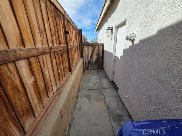 Building Photo - 15895 Green Acres Ct