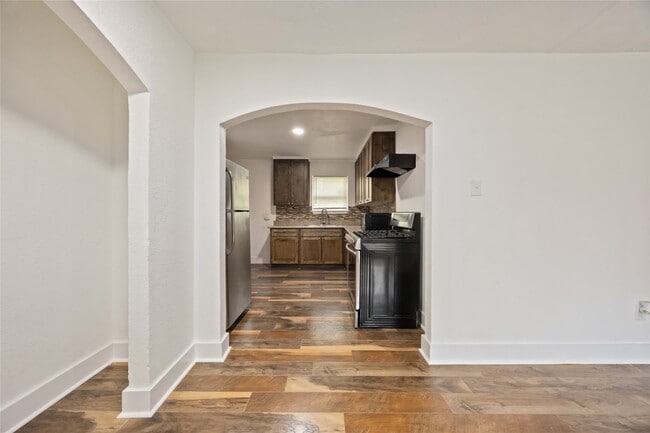 Building Photo - 6043 Lyndhurst Dr