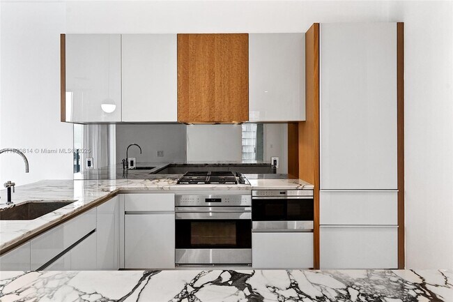 Building Photo - 2831 S Bayshore Dr