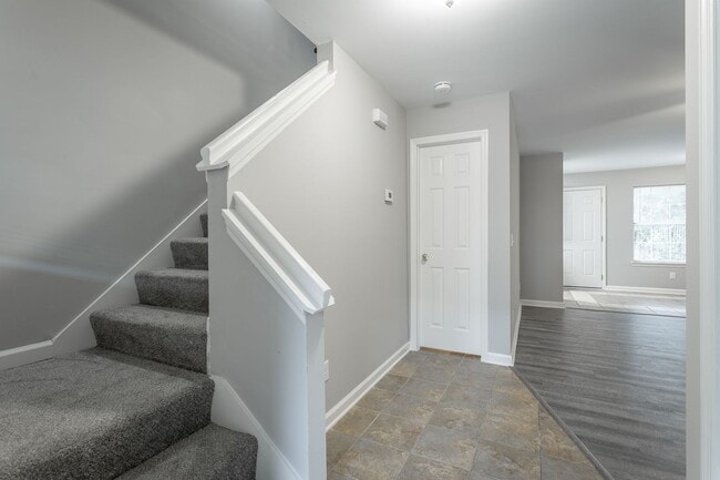 Building Photo - 2 Bedroom, 2 Bath Townhome with Private Patio Near I-75 & Hamilton Place