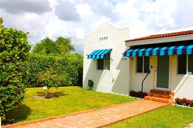 Building Photo - 2253 SW 10th St