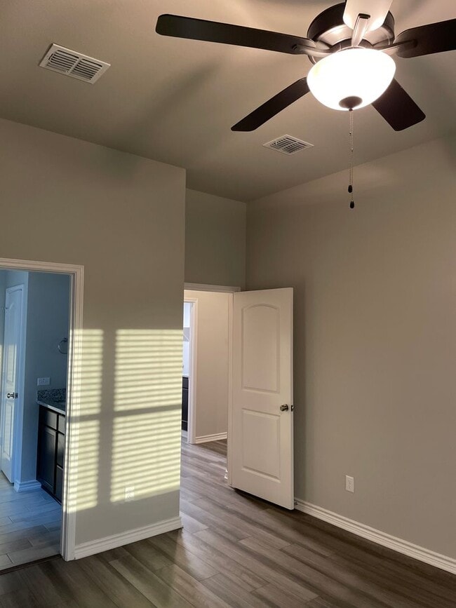Building Photo - Available Now! 3 bed, 2 bath, Park Meadows...