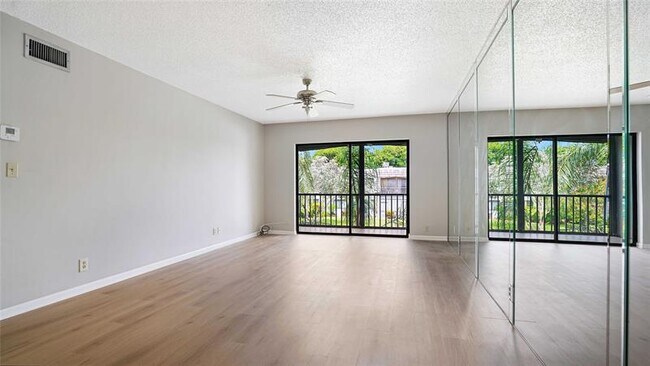 Building Photo - 3111 Oakland Shores Dr