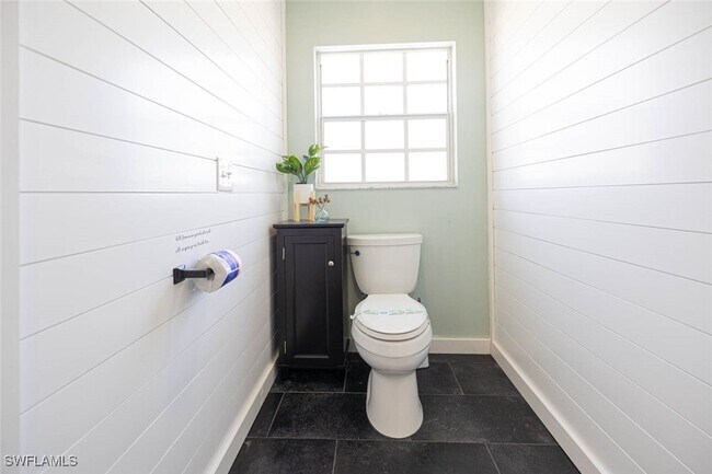 Building Photo - 207 SE 22nd St