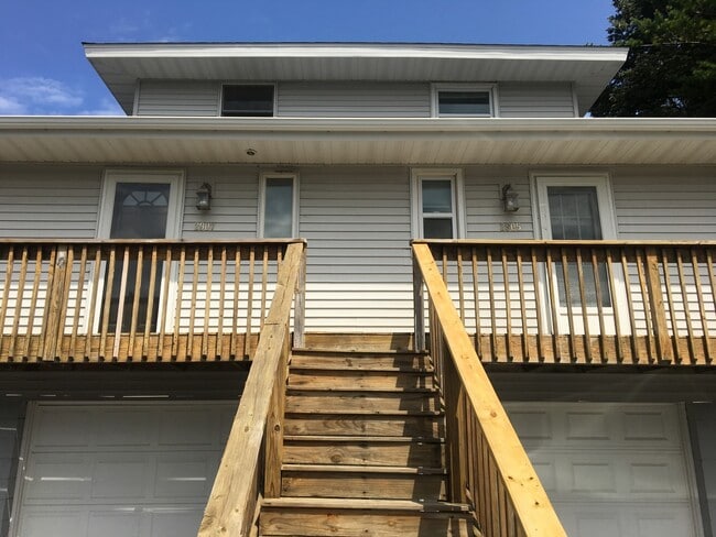 Primary Photo - Large 2 Bdrm/2 Bath Condo 1 mile from Lake...