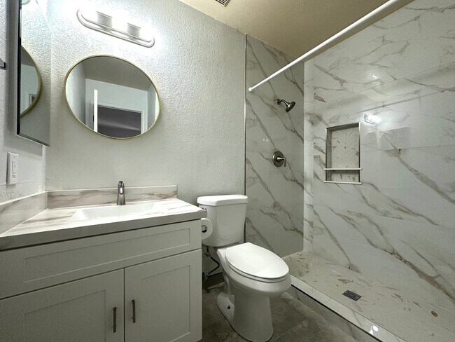Building Photo - Come see this beautiful completely remodeled 3 bedroom 2 bath home, ready for you to move in today!