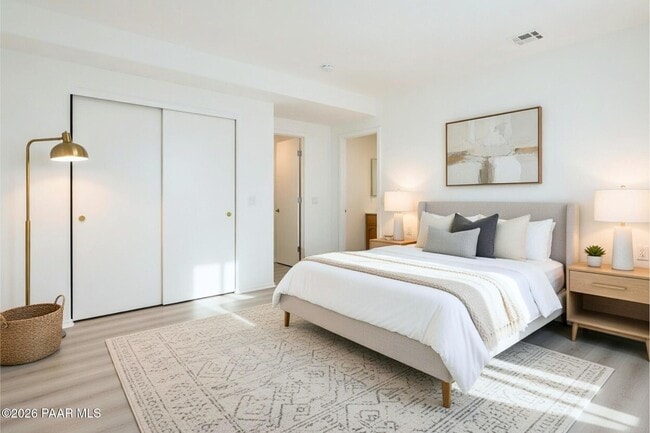 Building Photo - 354 W Delano St