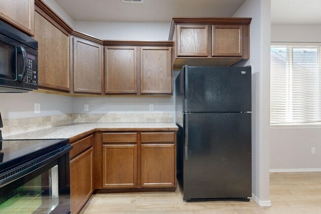 Building Photo - Beautifully maintained 3 bedroom 2.5 bath home
