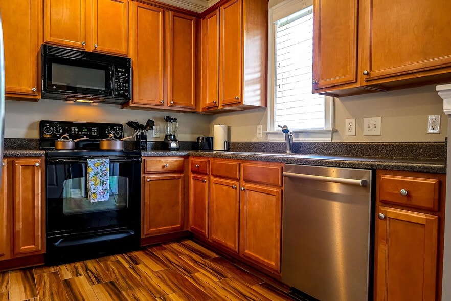 Building Photo - Room in House on ACC Blvd