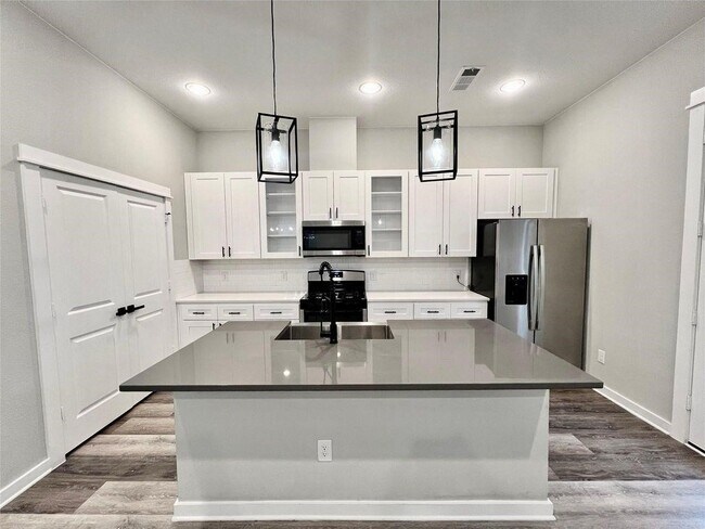 Building Photo - 6712 Parker Oaks Ln