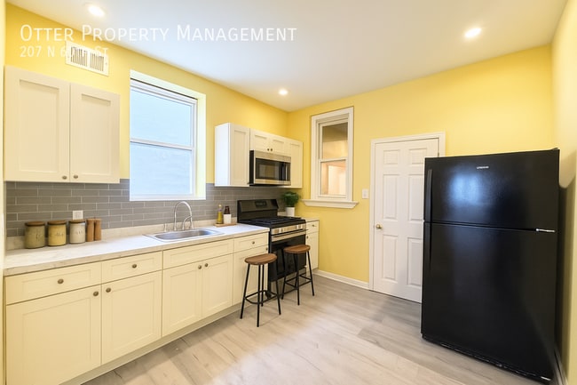 Building Photo - 207 N 60th St