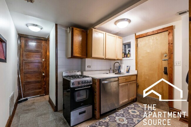 Building Photo - 844 W Aldine Ave