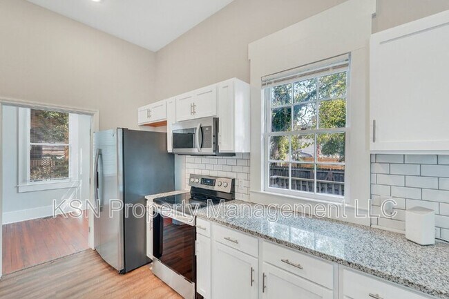 Building Photo - 309 W 33rd St