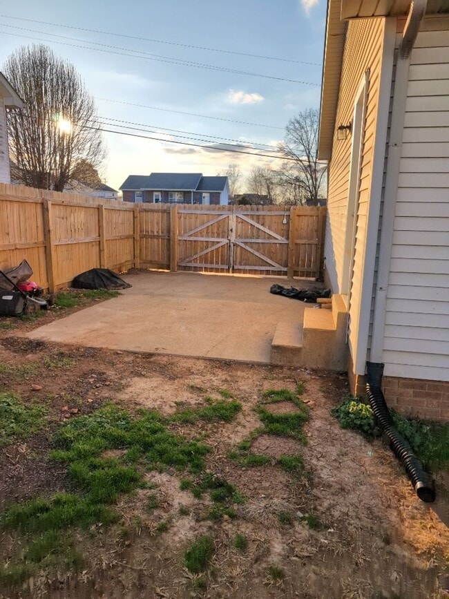 Building Photo - 1319 Chucker Dr