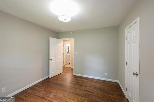 Building Photo - 1565 Overland Terrace SE
