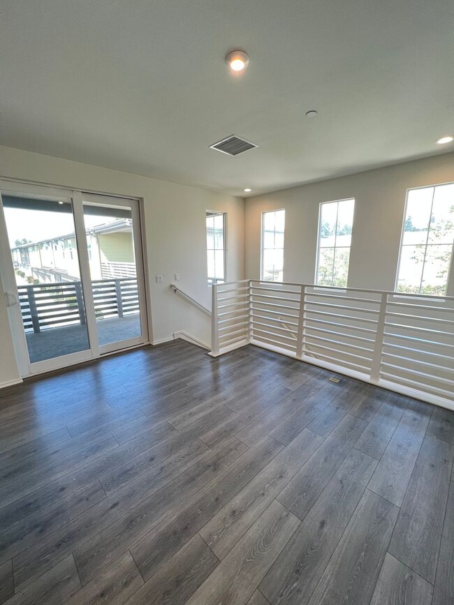 Building Photo - Beautiful 2 Bedroom 2 Bath Townhome