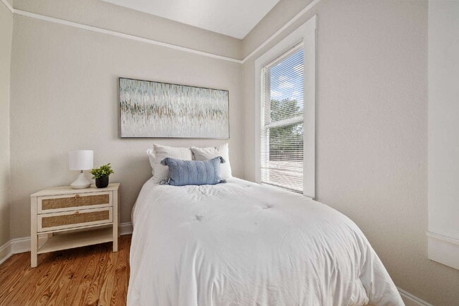 Building Photo - "Charming 2-Bedroom Bungalow in Tampa's Vibrant Heart – Cozy 796 Sq Ft Retreat!"