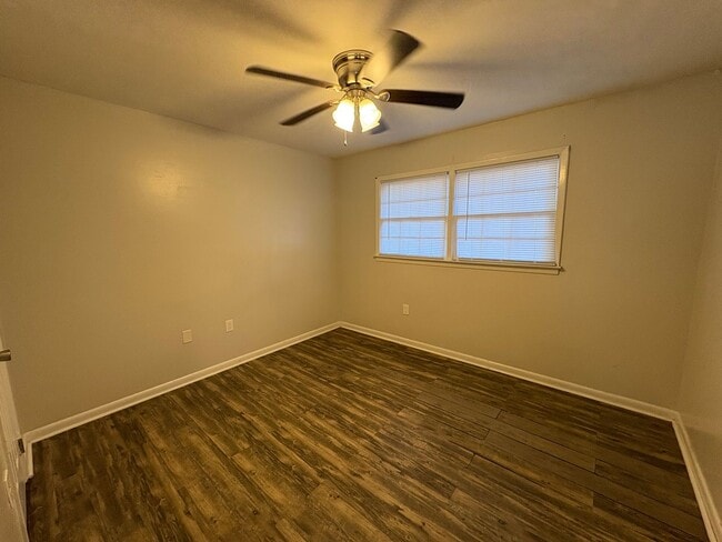 Building Photo - 406 Russell Pkwy