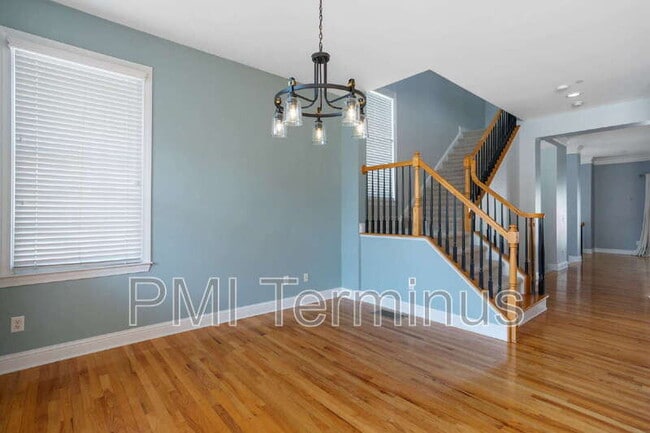 Building Photo - 321 Creekbank Way SE
