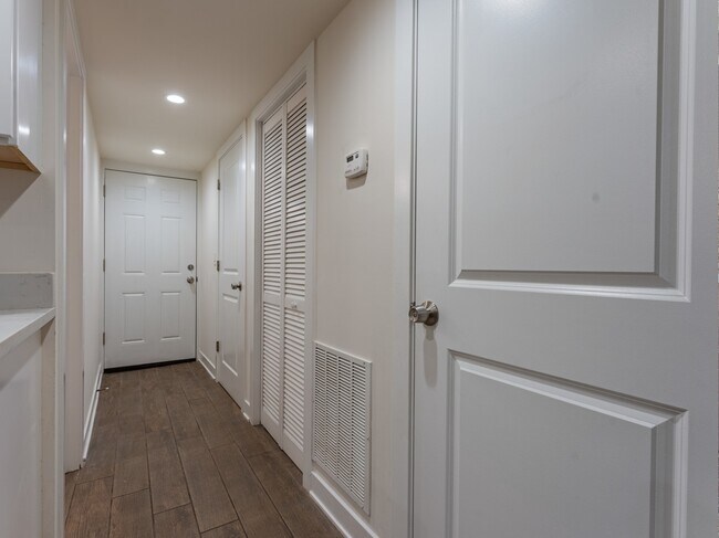 Building Photo - 5117 W Cullom Ave