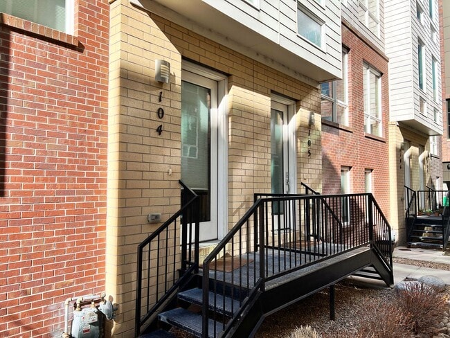 Building Photo - Luxury Slot-Style Town Home in the Heart of RiNo