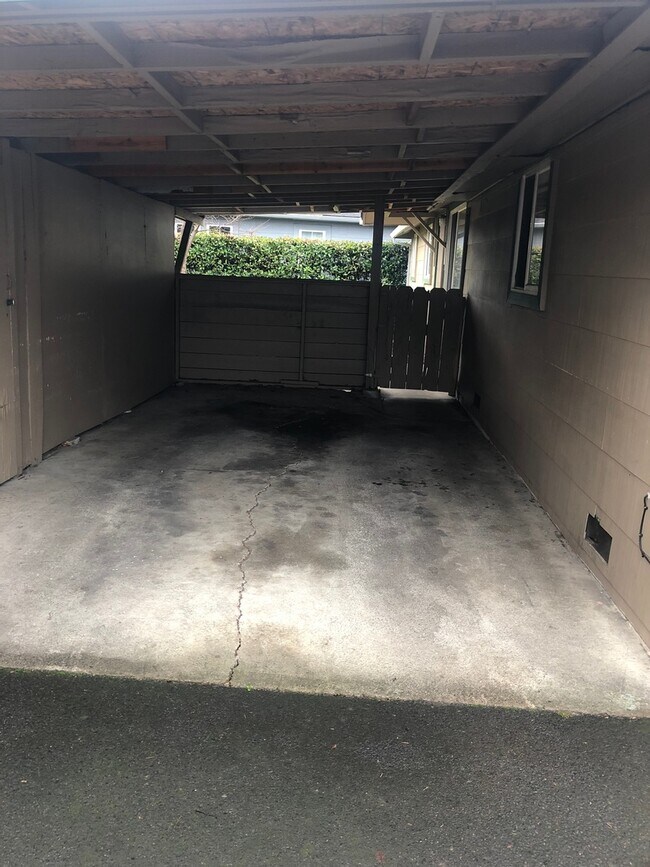 Building Photo - 547-R547 Mary St