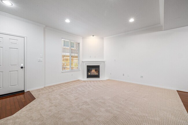 Building Photo - 3-Bedroom Townhome in Gated Bay Harbor – A...